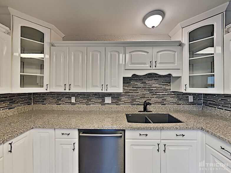 Building Photo - 2408 Ravine Dr