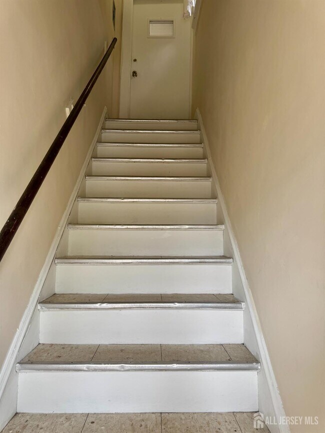 Building Photo - 127 Main St