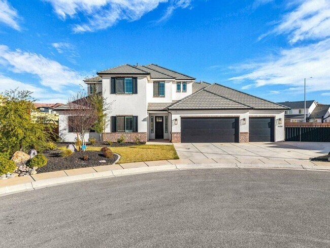 Building Photo - Custom 6 Bedroom Home in Great Location.