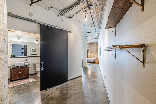 Building Photo - Modern Studio Loft in Downtown Dallas – Water & Internet Included in the Rent ($500 Off First Mon...