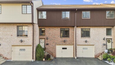 Building Photo - 237 Strawberry Hill Ave