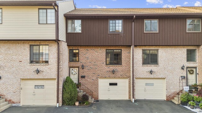 Primary Photo - 237 Strawberry Hill Ave