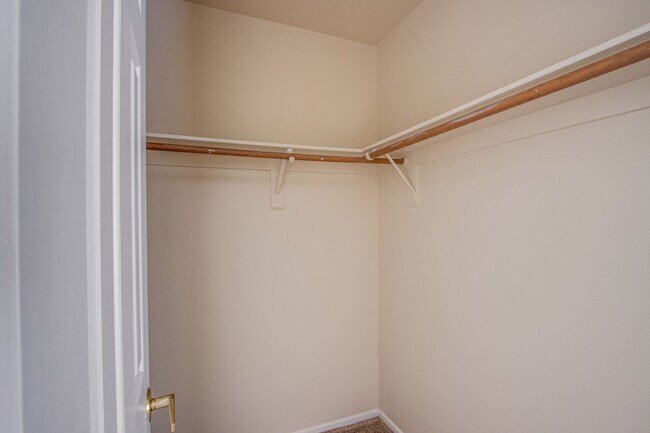 Building Photo - Beautiful 3Bed/3Bath cul-de-sac home located  in The Lakes Community with a sparkling pool and spa!