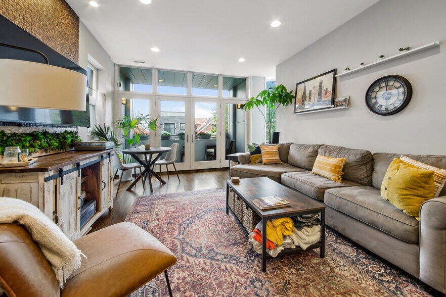 Building Photo - 2339 N Leavitt St