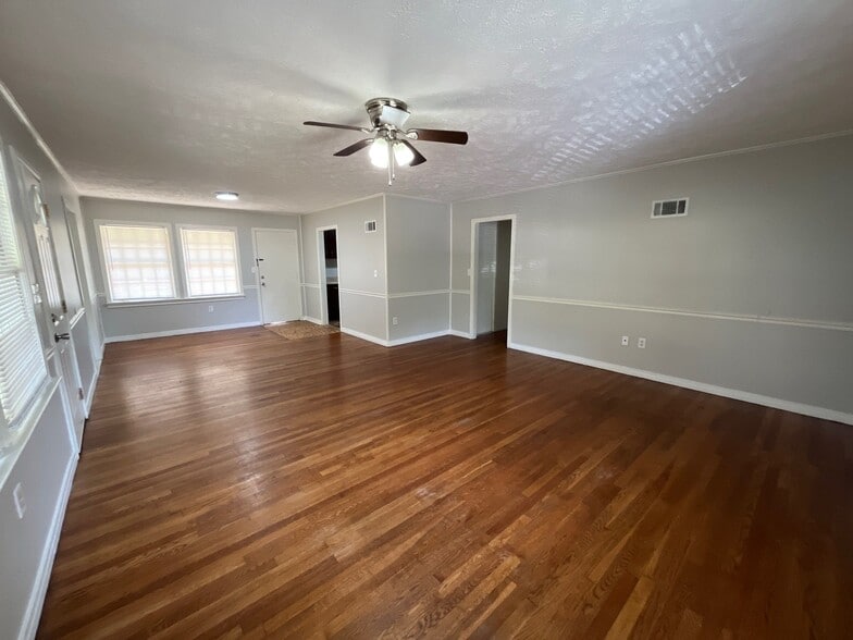Building Photo - 942 W Forest Ave