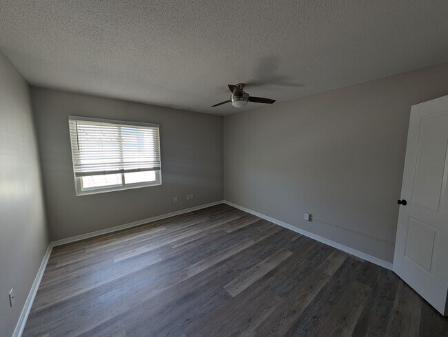Building Photo - Beautifully Remodeled 2 Bed, 1.5 Bath Dupl...
