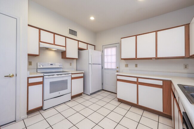 Building Photo - 2927 N Cardell Cir