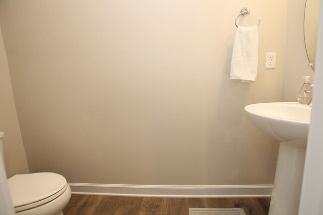 Building Photo - Like New End Unit Townhouse!