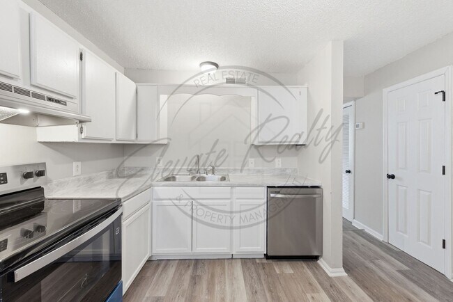 Building Photo - Two Bedroom Townhouse with Updates in North Nashville!