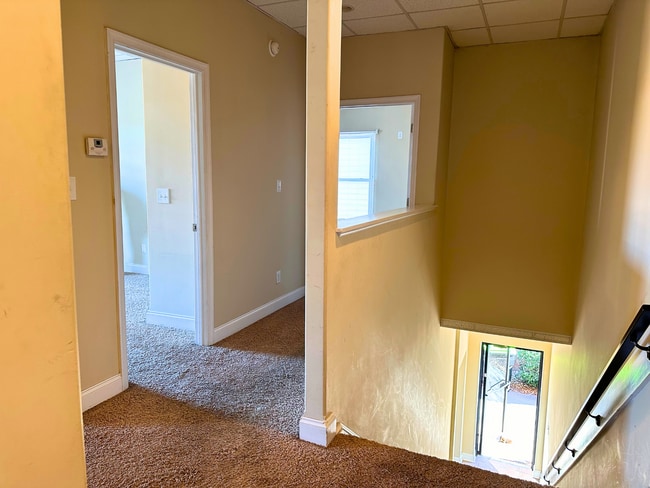 Building Photo - Upper Level Apartment in Wyndhurst with Gr...