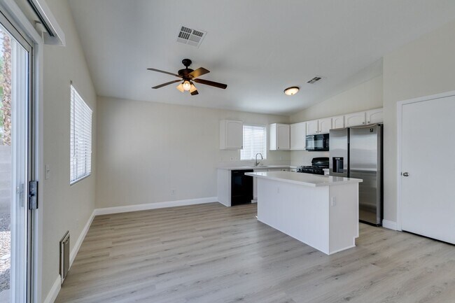 Building Photo - Stunning 3 bedroom, 2 bathroom house located in Silverado Ranch.