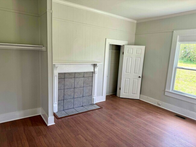 Building Photo - 626 Monroe St