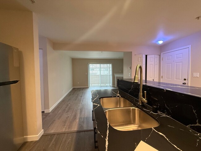 Building Photo - Move-In Ready! Renovated Modern 2BD/1BTH E...