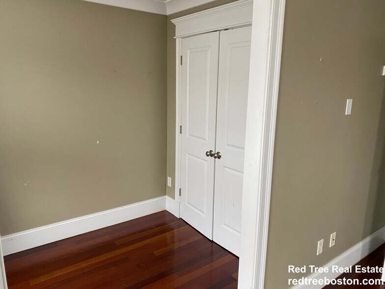 Building Photo - 632 E Broadway