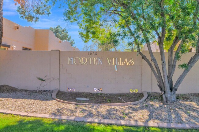 Entrance - 1935 W Morten Ave