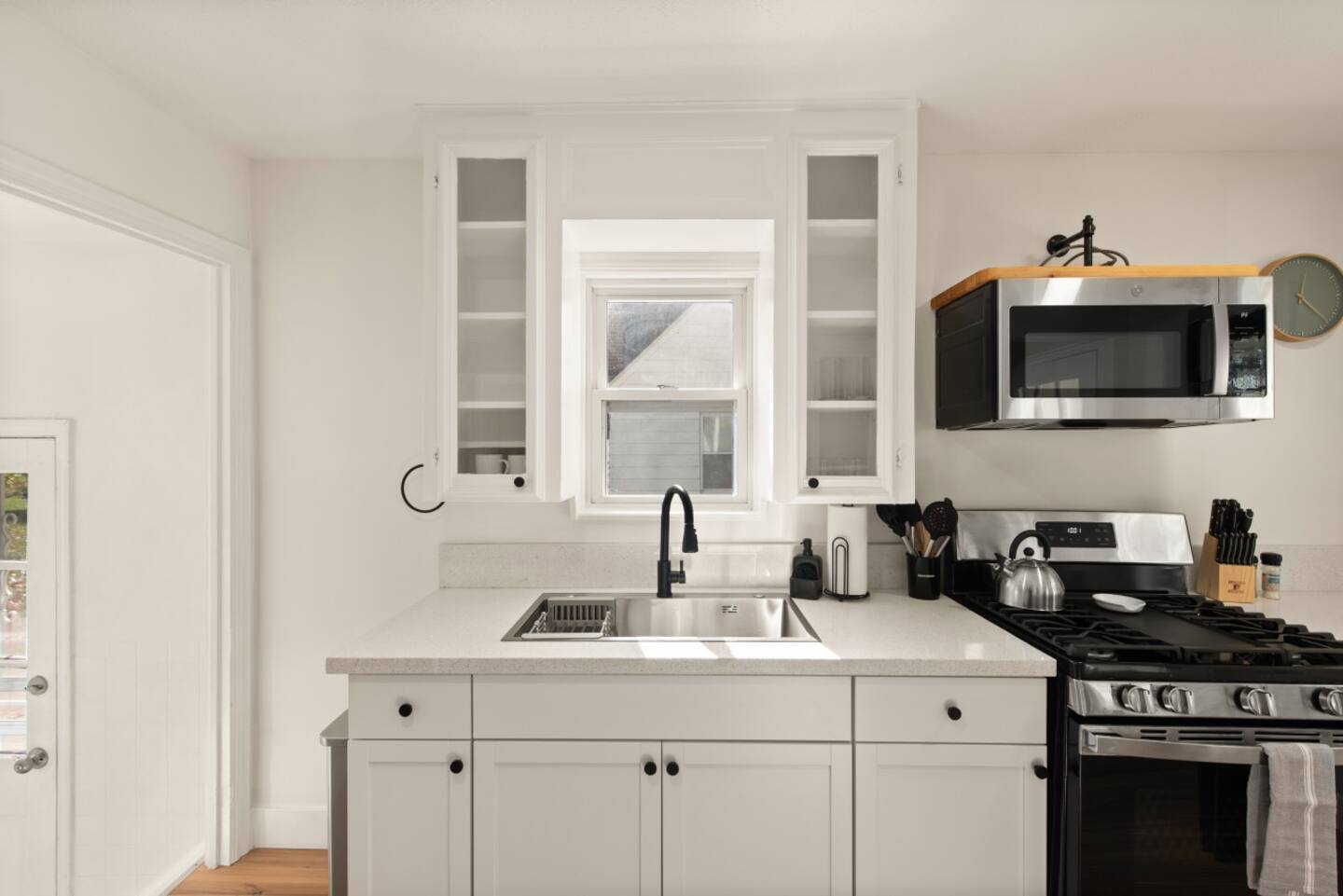 Building Photo - 611 E 260th St