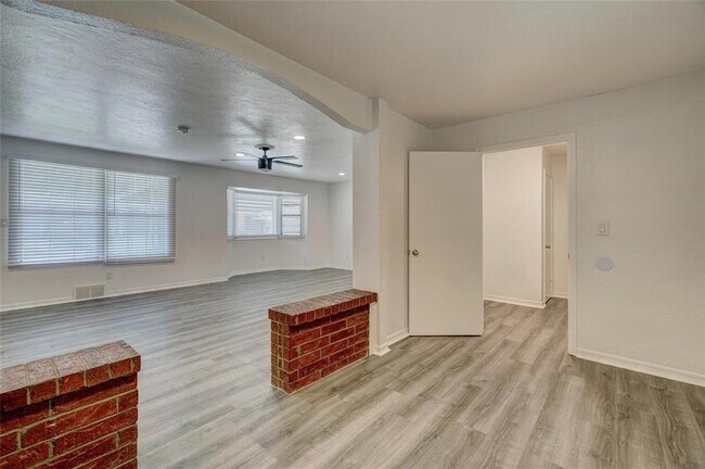 Building Photo - 817 Stahl Dr