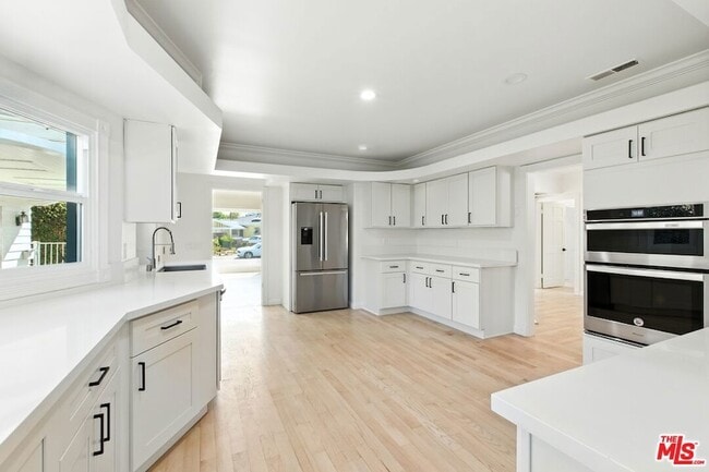Building Photo - 4640 Laurelgrove Ave