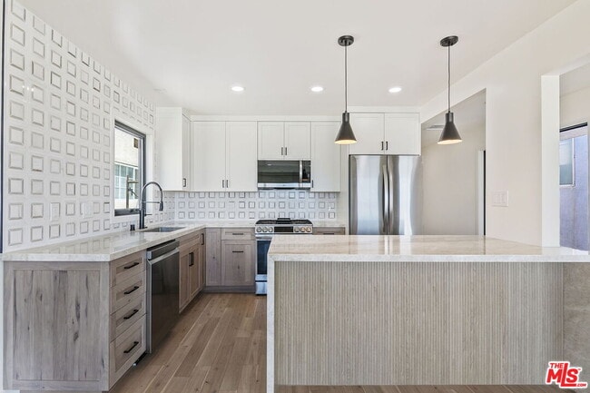 Building Photo - 6407 Ocean Front Walk