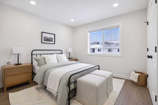 Building Photo - 3 Bedroom Townhome