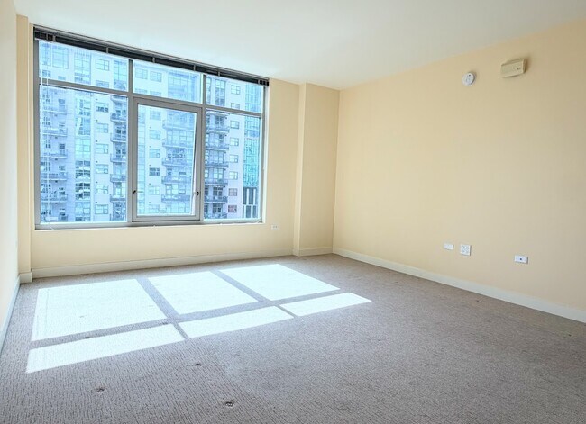 Building Photo - 425 W Beech St