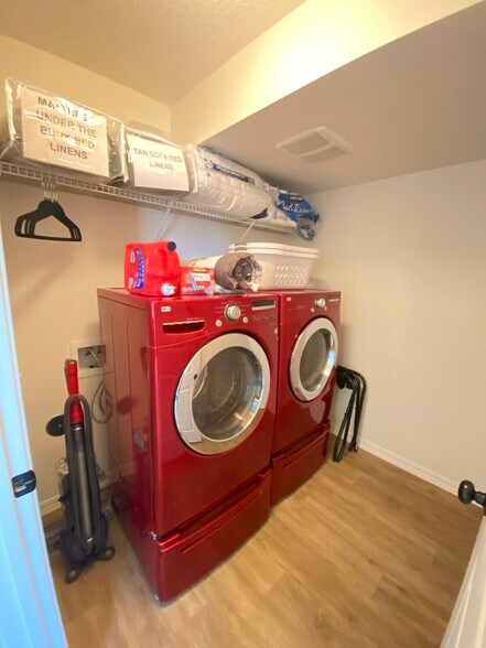 Basement Laundry - 1280 SW Selway Ln