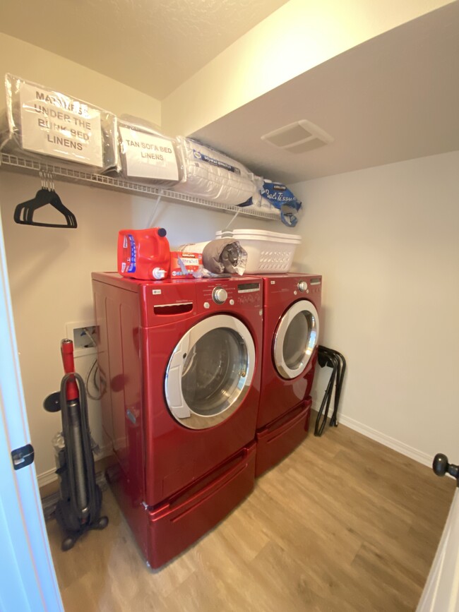 Basement Laundry - 1280 SW Selway Ln