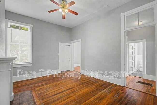 Building Photo - 402 E Park Ave