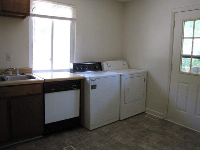 Building Photo - 307 W Delafield Ave