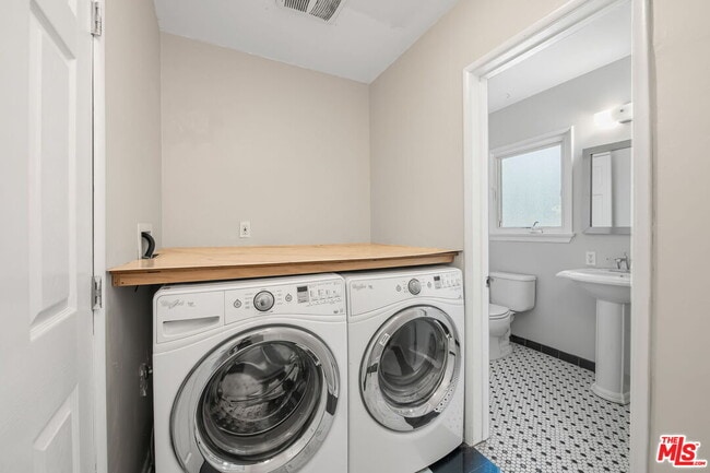 Building Photo - 15328 Vose St