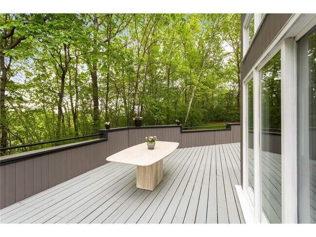 Building Photo - 2925 Minnehaha Curve