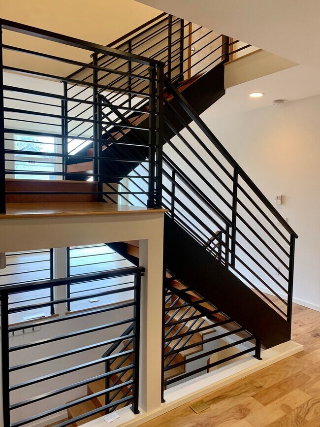 Building Photo - Mount Baker/Columbia City Townhome