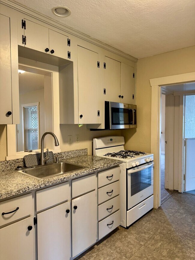 Building Photo - Rare opportunity to lease a versatile mixed-use property in the heart of Milwaukie!