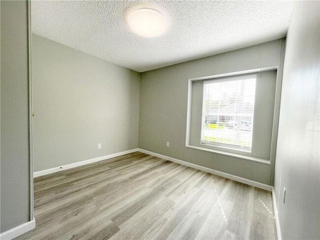 Building Photo - 566 Panther Dr