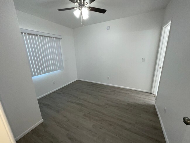 Building Photo - Eastside townhome completely remodeled, he...