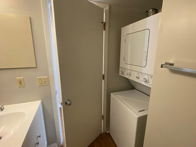 Building Photo - 1600 Park Cir