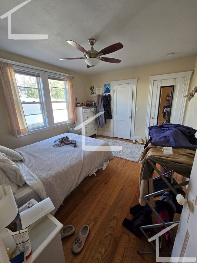 Building Photo - 9/1 No Fee! Spacious 3BR/2BA w/parking included!