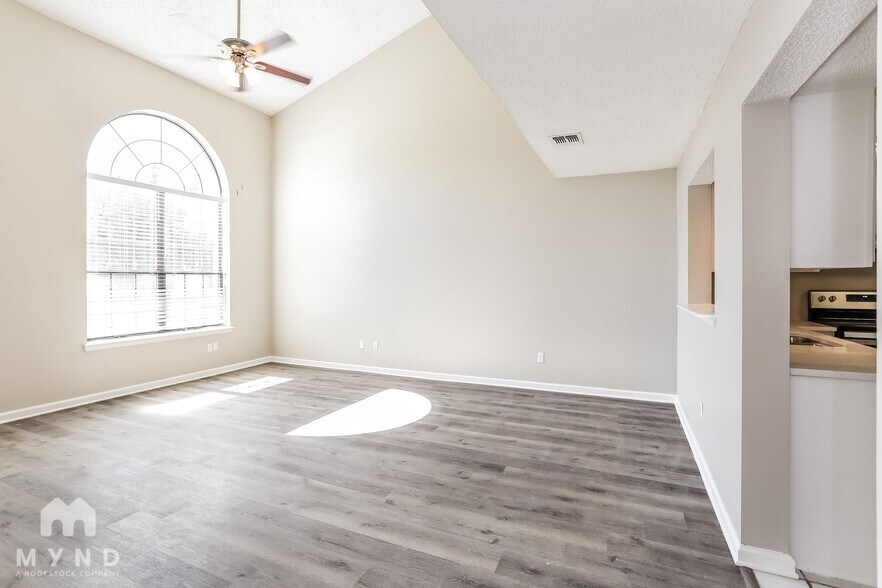 Building Photo - 7513 Cinnamon Lakes Dr