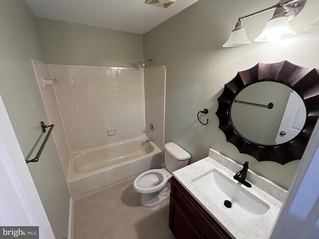 Building Photo - 3762 Farmland Dr