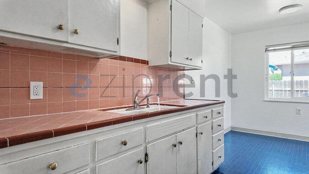 Building Photo - Unit