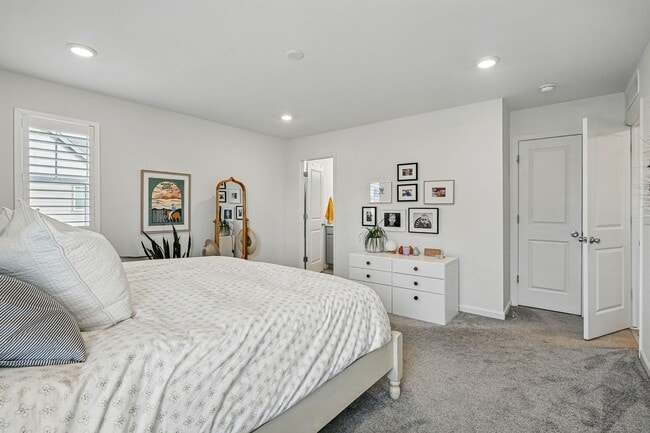 Building Photo - Spacious 3BR/3BA Townhome-Available NOW!