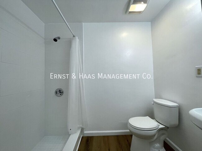 Building Photo - 4300 E 5th St