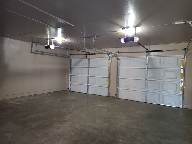 Building Photo - Freshly Renovated Home with Modern Finishes