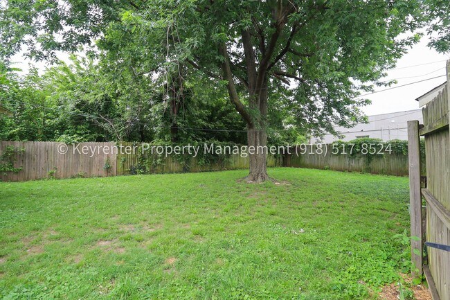 Building Photo - Beautifully Redone 1 Bedroom Duplex! Available for Immediate Move in!