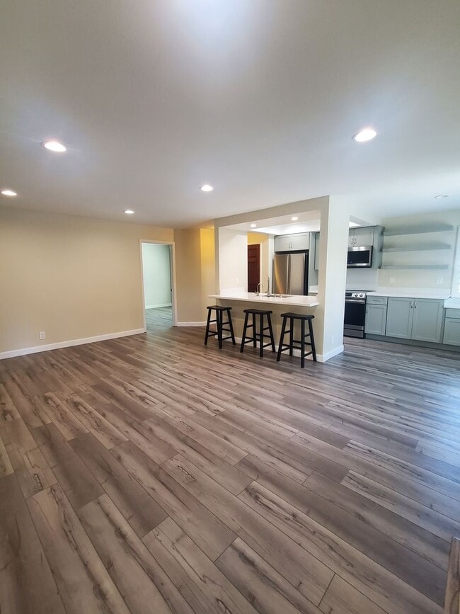 Building Photo - Easy Living @ Gorgeous 2bd/2ba in Cobblest...