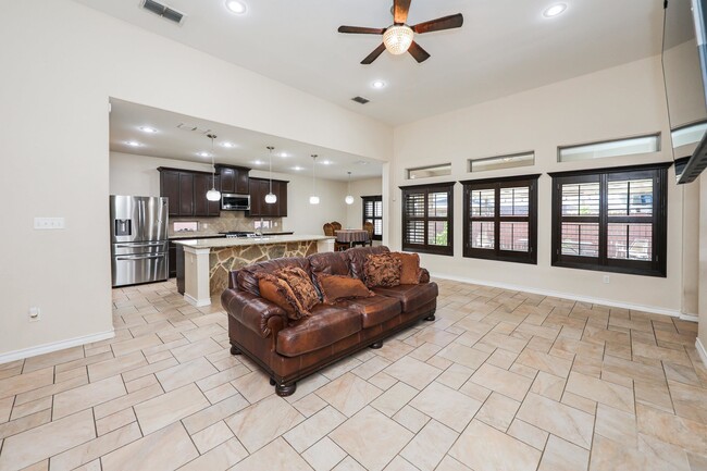 Building Photo - 318 Silverleaf Oak