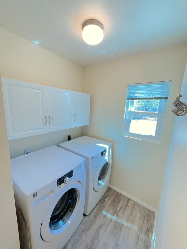 Building Photo - 3 Bedroom Home Available Near Milton E Pro...