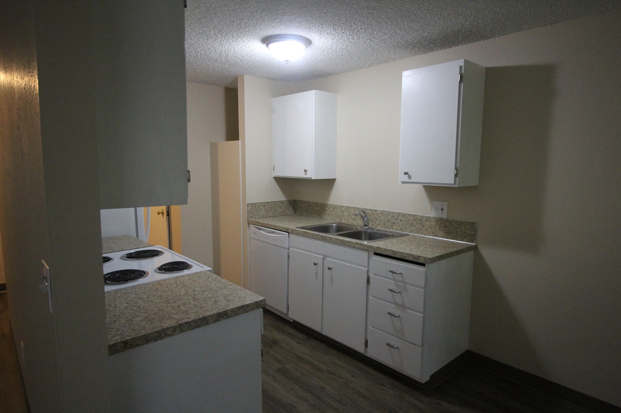 Building Photo - 414 E 9th St