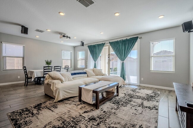 Building Photo - 9935 E Thornbush Ave