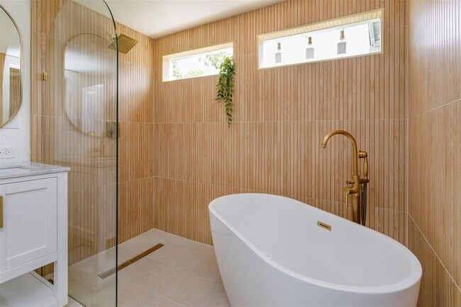 Building Photo - HH123